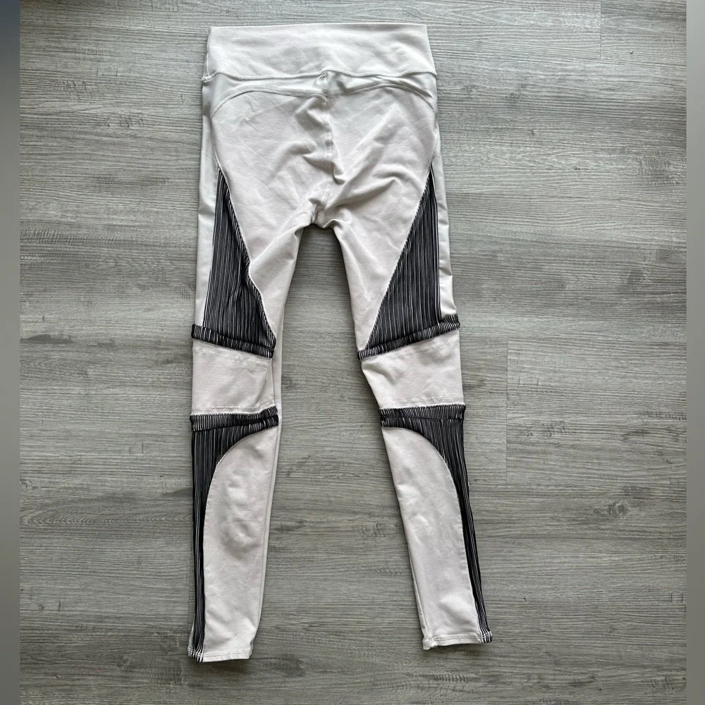 Alo yoga Electric Legging in Bone ALO Sz L 🏃🏻‍♀️ workout 🏋🏽‍♀️